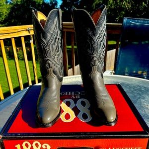 Lucchese 1883 grey calf men's boots. Size 8D. New